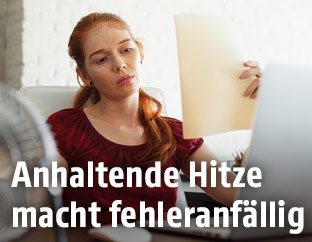 Hitzegeplagte B&uuml;roangestellte