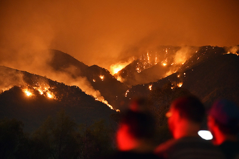 © APA/AFP/Robyn Beck Hügel brennen nahe Corona, Kalifornien