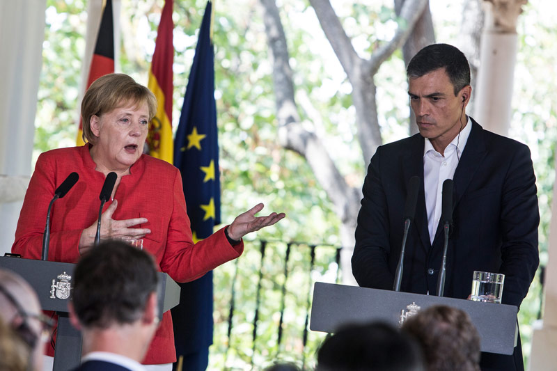 © AP/Javier Fergo Angela Merkel und Pedro Sanchez