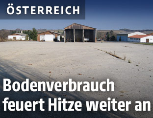 Geb&auml;ude auf gro&szlig;er betonierter Fl&auml;che