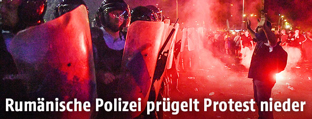 Einsatzkräfte und Demonstranten stehen sich in Bukarest gegenüber