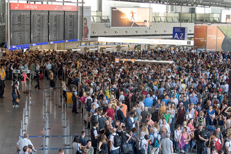 © APA/dpa/Boris Roessler Passagiere am Flughafen Frankfurt