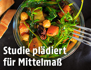 Salat mit Kichererbsen, K&uuml;rbis und getrockneten Tomaten