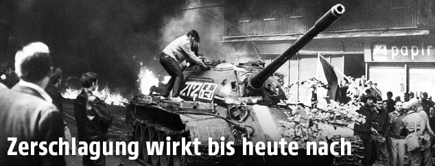 Sowjetischer Panzer und Demonstrant in Prag im Jahr 1968