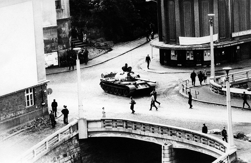© APA/AFP/ Sowjetischer Panzer und Demonstranten in Prag im Jahr 1968