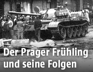 Sowjetischer Panzer und Demonstranten in Prag im Jahr 1968