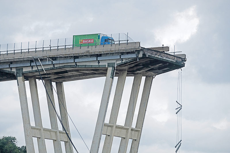 Lkw auf Autobahnbrücke