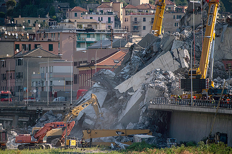 Bagger entfernen die Trümmer der Autobahnbrücke in Genua