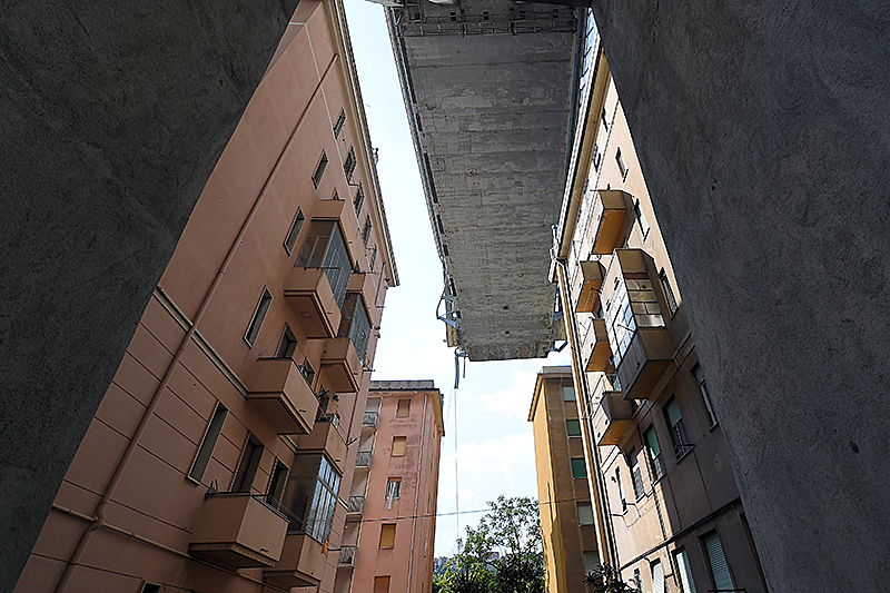 Blick von unten auf die Reste der eingestürzten Autobahnbrücke in Genua