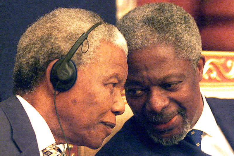 © Reuters/Kevin Coombs UNO-Generalsekretär Kofi Annan und südafrikanischer Präsident Mandela 1998