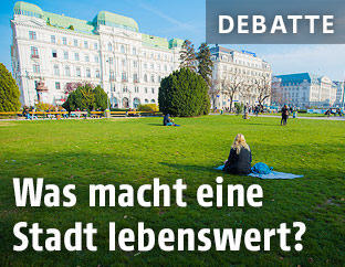 Frau sitzt in Park