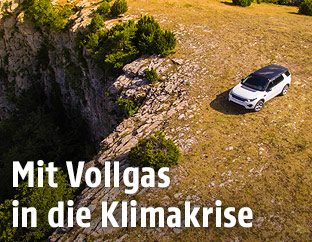 SUV steht in der Landschaft