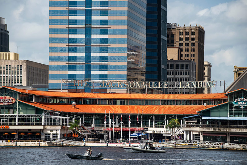 © AP/Laura Heald Küstenwache vor dem Einkaufszentrum in Jacksonville