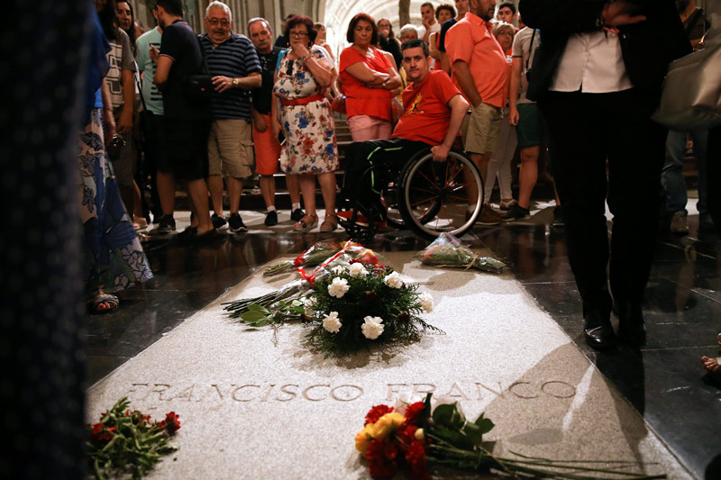 © AP/Andrea Comas Der Grabstein des faschistischen Diktators Francisco Franco