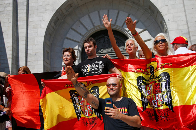 © Reuters/Javier Barbancho Franco-Anhänger vor dem Mausoleum