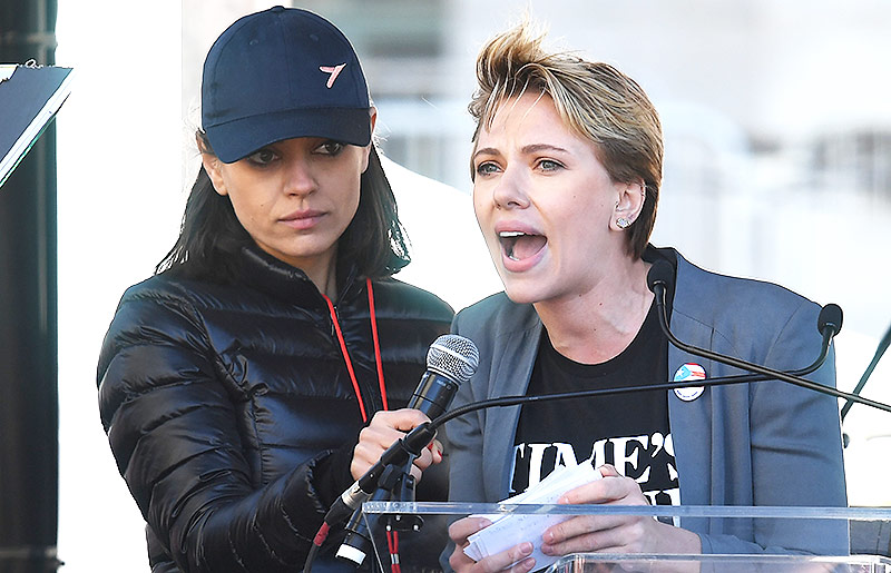 © APA/AFP/Mark Ralston Mila Kunis und Scarlett Johansson beim Women's March in Los Angeles