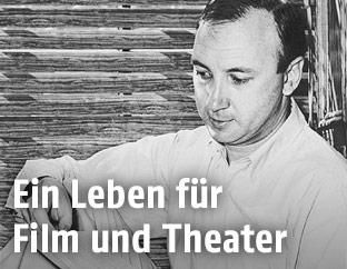 Neil Simon (1966) liest in einem Manuskript
