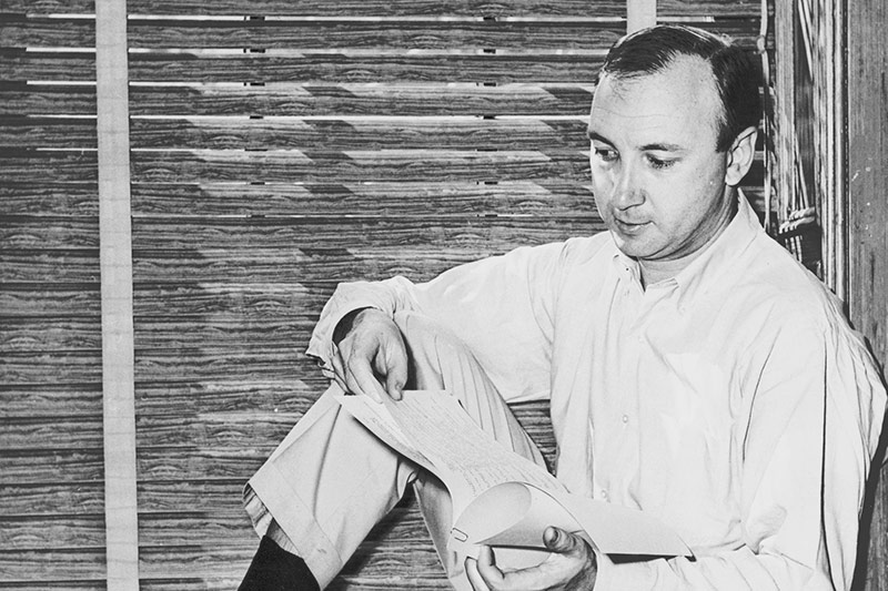 © Public Domain Neil Simon (1966) liest in einem Manuskript