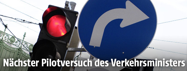 Rote Ampel mit Abbiege-Gebotstafel