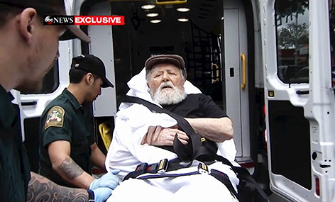 Der frühere SS-Mann Jakiw Palij wird in einem Krankentransport abgeführt