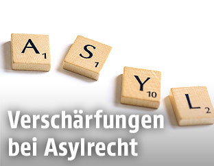 Scrabblesteine bilden das Wort "Asyl"