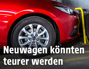 Roter Neuwagen in einer Garage