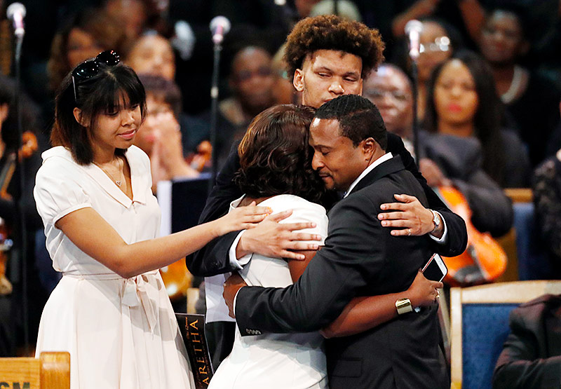 © AP/Paul Sancya Familienmitglieder von Aretha Franklin umarmen sich vor dem Sarg
