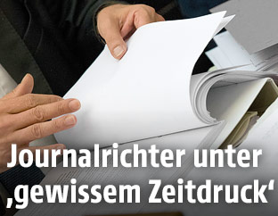 Person bl&auml;ttert in Akten