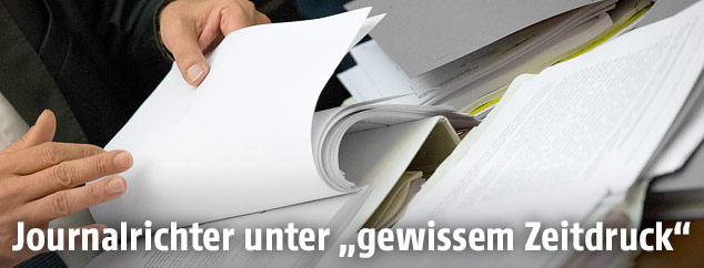 Person bl&auml;ttert in Akten