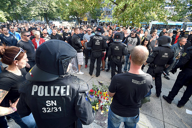 © APA/AFP/dpa/Andreas Seidel Polizisten und Demonstranten in Chemnitz