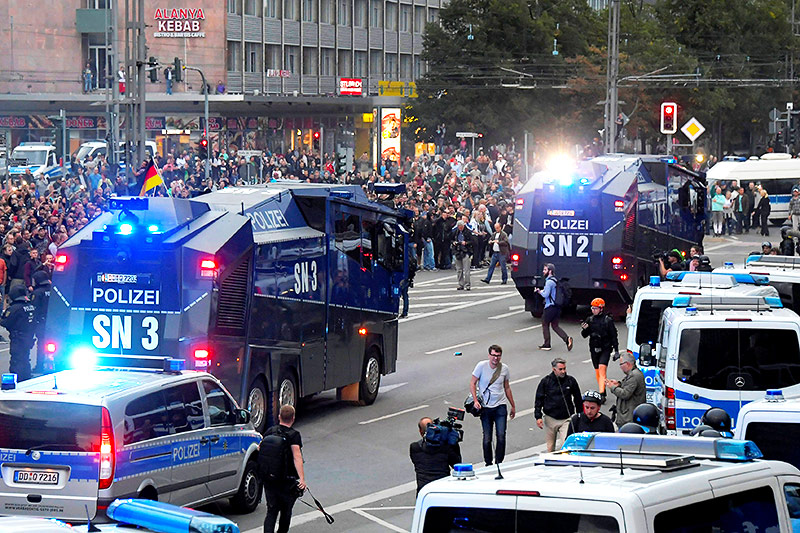 © Reuters/Matthias Rietschel Einsatzkräfte und Demonstranten in Chemnitz
