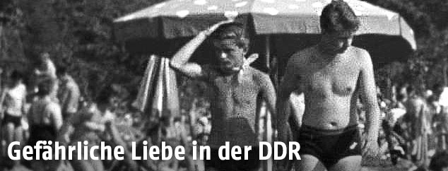 Zwei M&auml;nner beim Baden in Leipzig