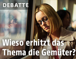 M&uuml;de Frau in der Stra&szlig;enbahn