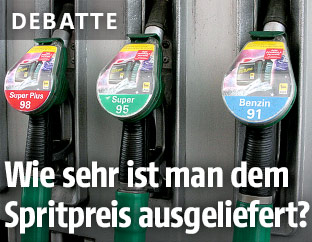Drei Zapfsäulen an einer Tankstelle