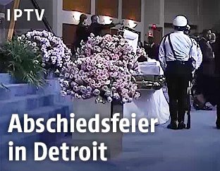 Ein Polizist steht vor dem Sarg von Aretha Franklin