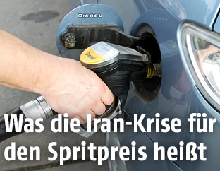 Frau tankt Auto