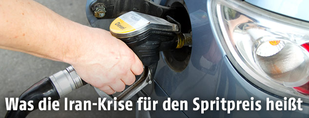 Frau tankt Auto