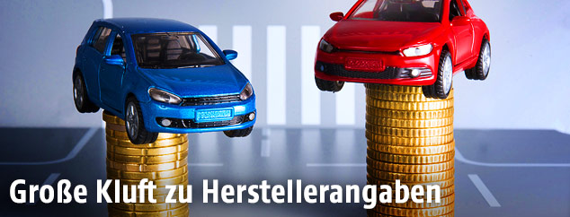 Zwei Spielzeugautos auf zwei unterschiedlich hohen Stapeln aus Geldm&uuml;nzen