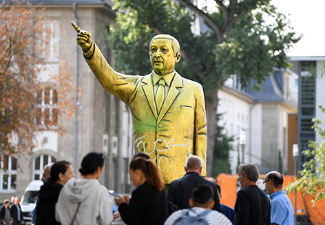 © APA/dpa/Arne Dedert Goldene Erdogan-Statue