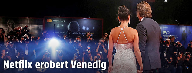 Ein Paar am Roten Teppich bei den Filmfestspielen in Venedig
