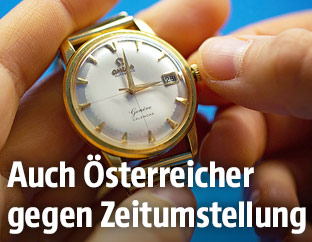 Frau stellt die Zeit ihrer Armbanduhr ein