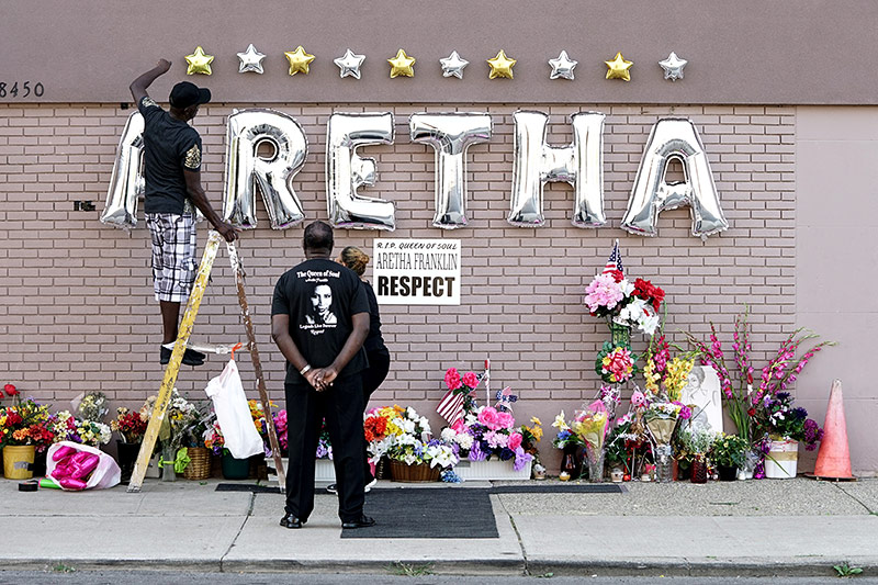 © Reuters/Lawrence Bryant Blumen und Luftballons vor der New Bethel Baptist Church