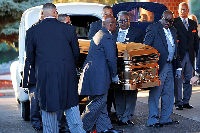© Reuters/Mike Segar Aretha Franklins Sarg wird getragen