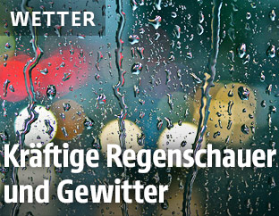 Regen auf Scheibe