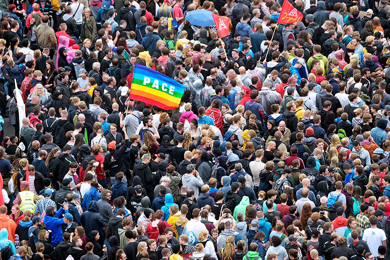 © AP/Jens Meyer Konzertbesucher in Chemnitz