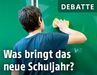 Schüler löscht mit einem Schwamm die Tafel